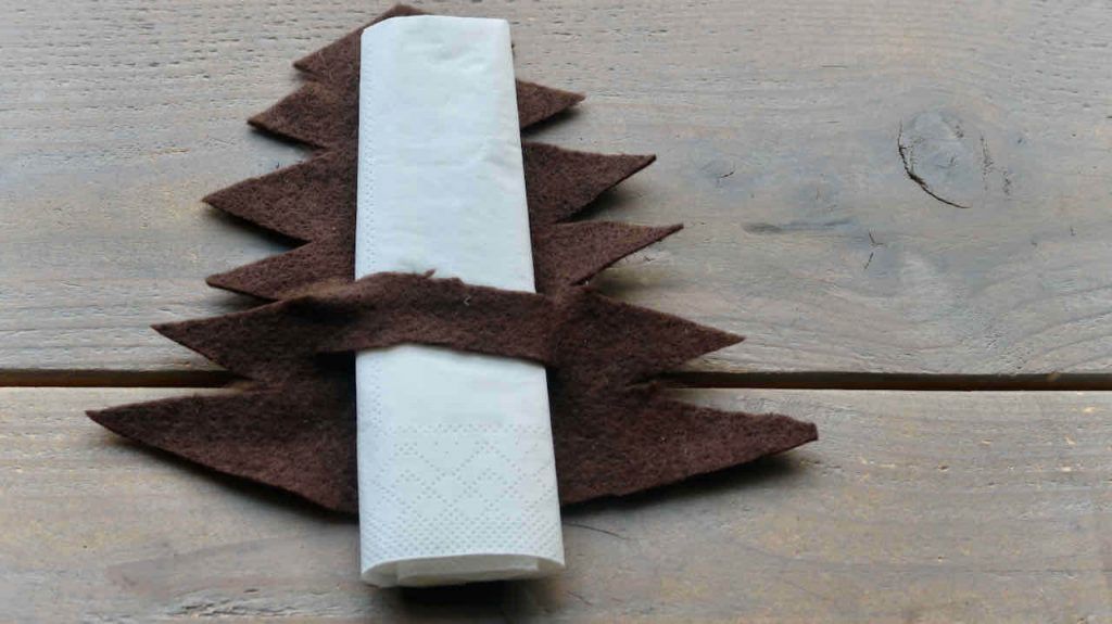 Make a felt napkin for the Christmas table