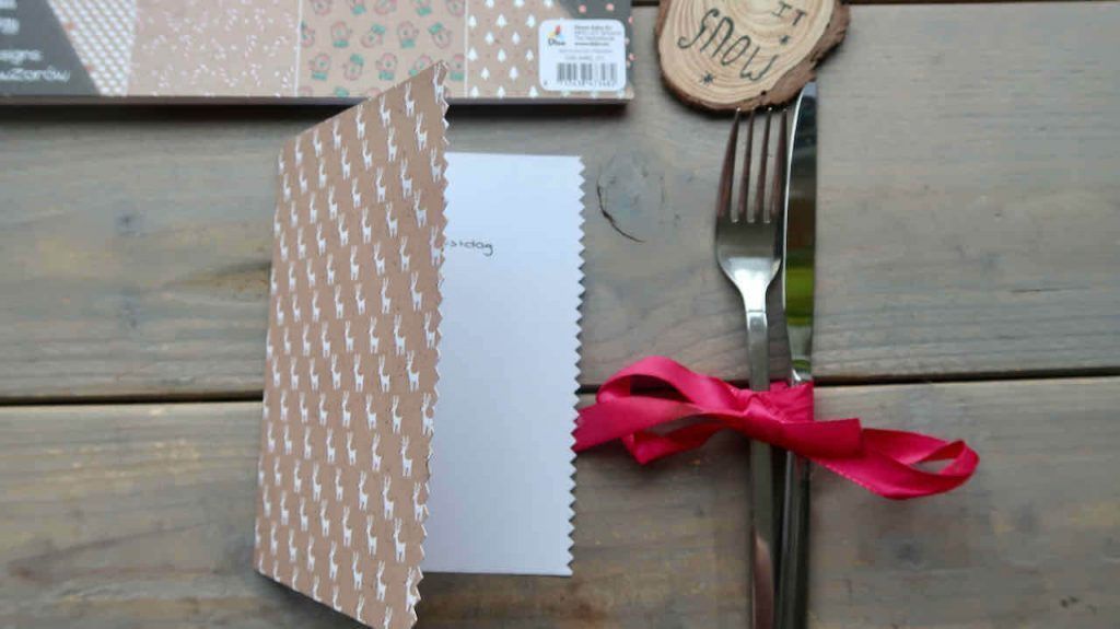 Make your own menu card for the Christmas table with paper from DecoTime